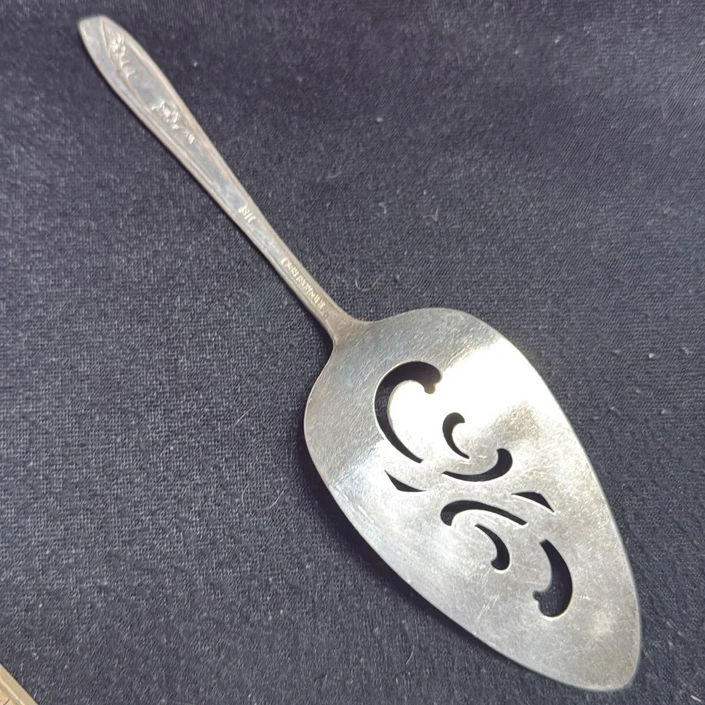 Vintage‎ William Rogers IS Silverplate Lady Fair Pierced Cake/Pie Server Silver